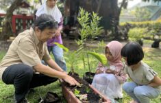 Siswa TK Siti Maryam menanam pohon dan memandikan kambing peringatan Hari Lingkungan Hidup Sedunia 2026`