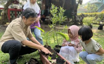 Siswa TK Siti Maryam menanam pohon dan memandikan kambing peringatan Hari Lingkungan Hidup Sedunia 2026`