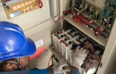 Kegiatan pemeliharaan perangkat SCADA pada GD Art Centre oleh petugas mitra kerja PLN untuk persiapan PKB
