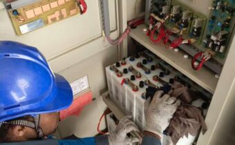 Kegiatan pemeliharaan perangkat SCADA pada GD Art Centre oleh petugas mitra kerja PLN untuk persiapan PKB