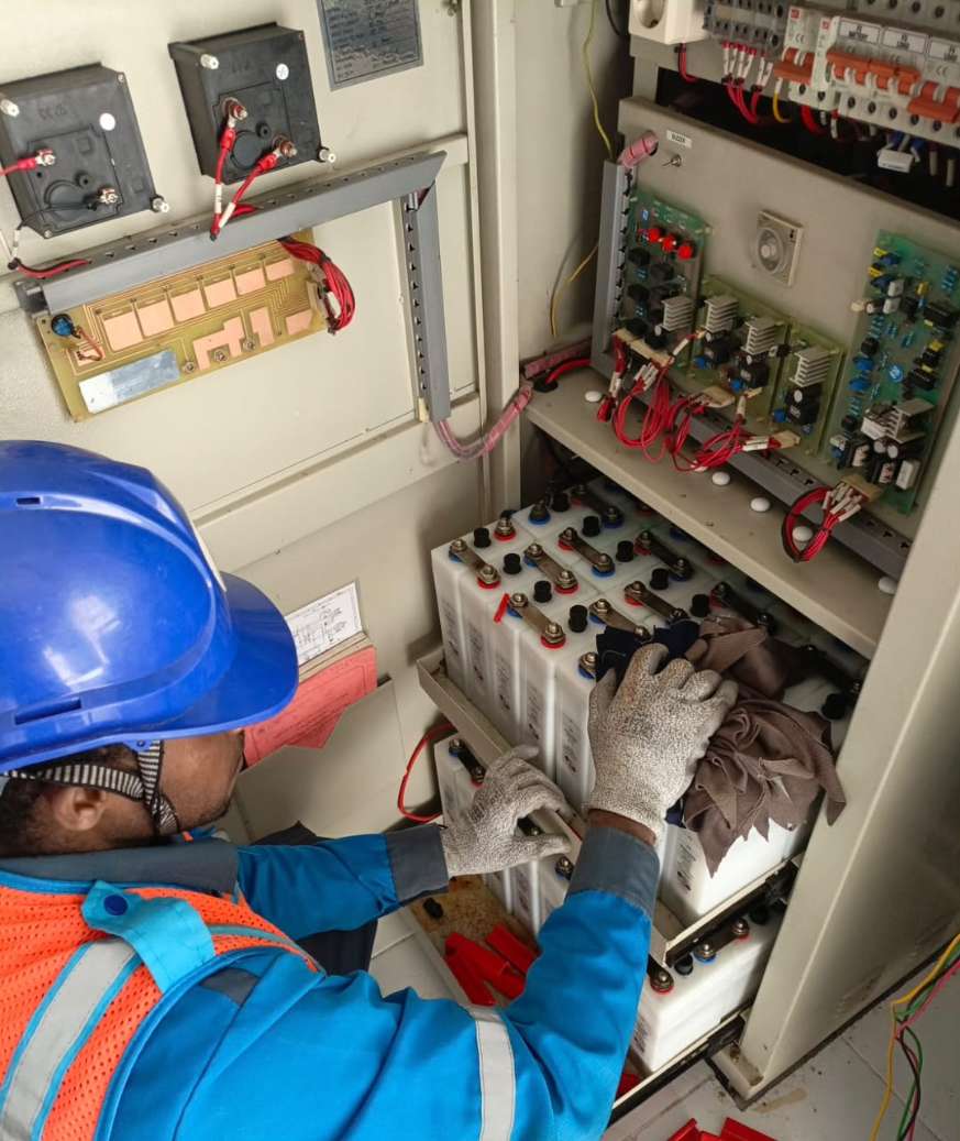 Kegiatan pemeliharaan perangkat SCADA pada GD Art Centre oleh petugas mitra kerja PLN untuk persiapan PKB